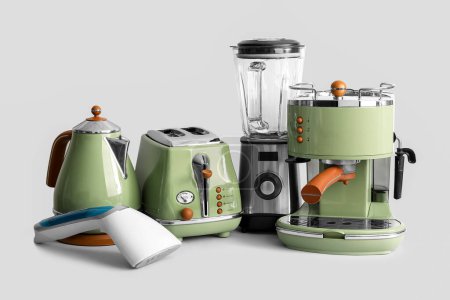 Téléchargez les photos : Ensemble d'appareils ménagers modernes sur fond gris - en image libre de droit