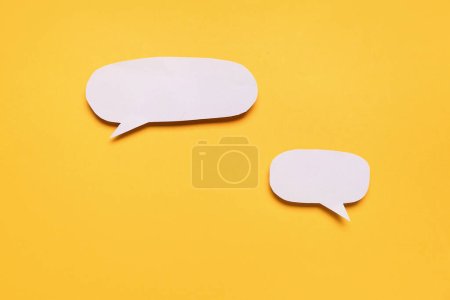 Foto de Burbujas de voz de papel en blanco sobre fondo naranja - Imagen libre de derechos