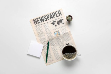 Zeitung mit Tasse Kaffee, Haftnotizen, Stift und Kaktus auf weißem Hintergrund