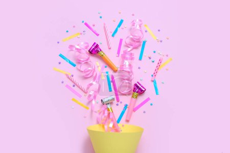 Téléchargez les photos : Cône de fête avec confettis et sifflets sur fond rose. Célébration Journée des enfants - en image libre de droit