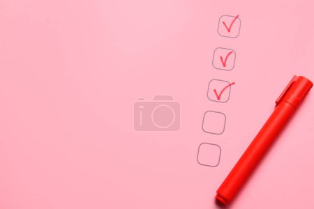 Téléchargez les photos : Case à cocher avec marqueur rouge, gros plan - en image libre de droit
