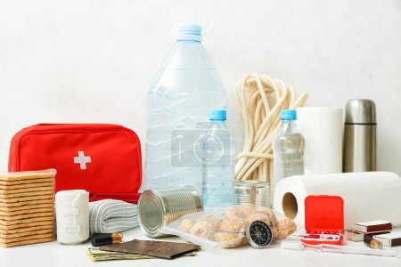 Foto de Necesidades para bolsa de emergencia en mesa blanca - Imagen libre de derechos