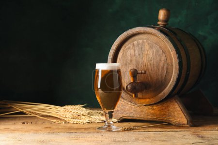Foto de Barril de madera y vaso de cerveza fría en la mesa - Imagen libre de derechos