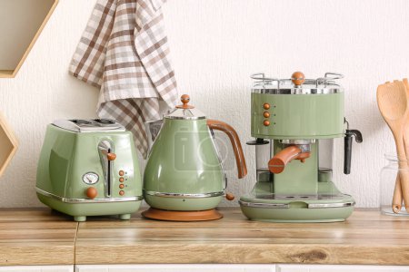Foto de Cafetera, tostadora y hervidor eléctrico en el mostrador de la cocina - Imagen libre de derechos
