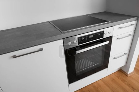 Téléchargez les photos : Modern electric oven in light kitchen - en image libre de droit