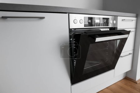 Téléchargez les photos : Four électrique moderne dans la cuisine légère - en image libre de droit