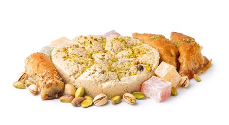 Téléchargez les photos : Savoureux halva Tahini aux pistaches, délice turc et baklava sur fond blanc - en image libre de droit