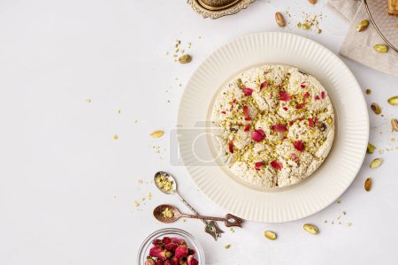 Téléchargez les photos : Assiette de savoureuse halva Tahini avec pistaches sur fond clair - en image libre de droit