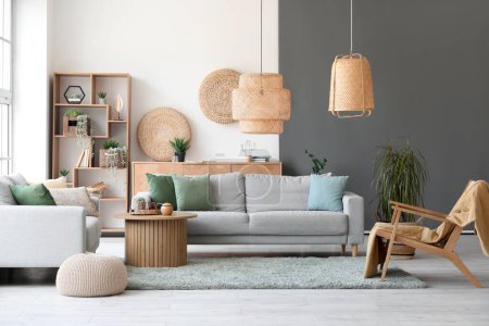 Foto de Interior de la elegante sala de estar con cómodos sofás grises, sillón y mesa de centro - Imagen libre de derechos