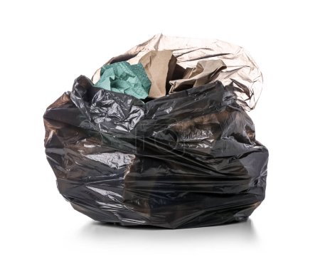 Téléchargez les photos : Sac poubelle avec différentes ordures isolées sur fond blanc - en image libre de droit