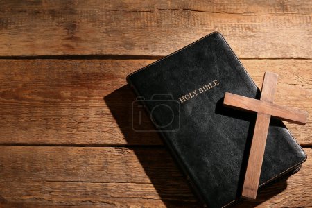 Foto de Biblia santa con cruz sobre fondo de madera - Imagen libre de derechos