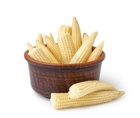 Foto de Tazón de sabrosas mazorcas de maíz enlatadas sobre fondo blanco - Imagen libre de derechos