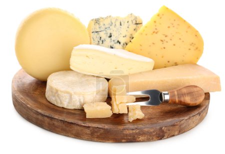 Foto de Placa con diferentes tipos de queso aislado sobre fondo blanco - Imagen libre de derechos