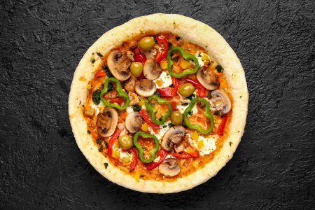 Téléchargez les photos : Pizza aux légumes sur fond foncé - en image libre de droit