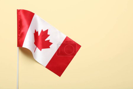 Foto de Bandera de Canadá sobre fondo beige - Imagen libre de derechos