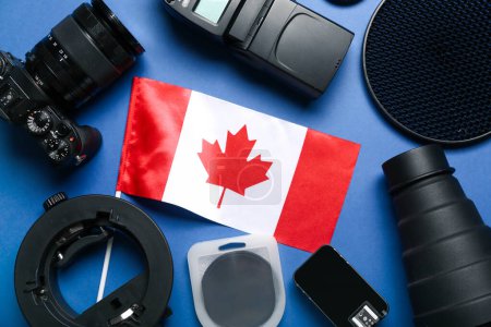 Foto de Bandera de Canadá con equipo de fotógrafo sobre fondo azul - Imagen libre de derechos