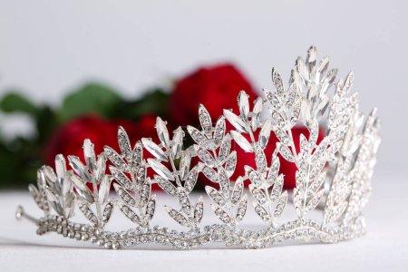 Téléchargez les photos : Beautiful tiara on white table, closeup. Prom concept - en image libre de droit