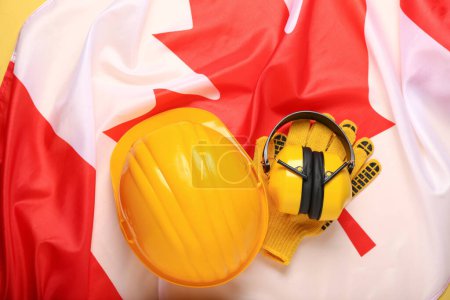 Foto de Herramientas del constructor en la bandera de Canadá, primer plano - Imagen libre de derechos