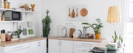 Téléchargez les photos : Intérieur de cuisine légère avec mobilier moderne et pegboards - en image libre de droit