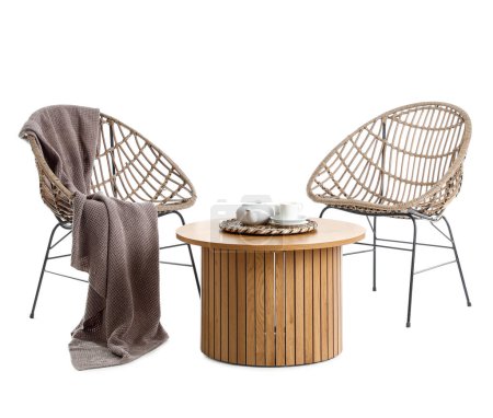 Sessel und Couchtisch mit Tee-Set isoliert auf weißem Hintergrund