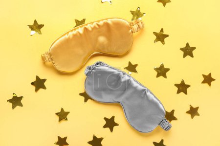 Téléchargez les photos : Masques dormants et étoiles sur fond jaune - en image libre de droit
