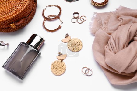 Foto de Composición con hermosos accesorios femeninos y frasco de perfume sobre fondo blanco - Imagen libre de derechos