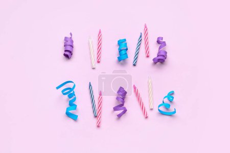 Téléchargez les photos : Rubans colorés et bougies d'anniversaire sur fond lilas - en image libre de droit