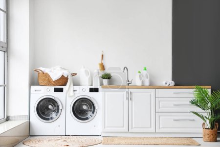 Interior del lavadero con lavadoras y ropa sucia