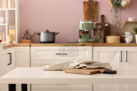 Téléchargez les photos : Planche à découper et serviette sur la table dans la cuisine - en image libre de droit