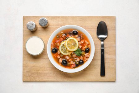 Téléchargez les photos : Bol de soupe Hodgepodge savoureuse avec crème sure sur fond clair - en image libre de droit