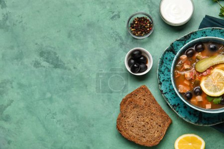 Téléchargez les photos : Bol de soupe Hodgepodge savoureuse avec du pain sur fond grunge, gros plan - en image libre de droit