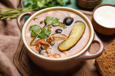 Téléchargez les photos : Pot de soupe Hodgepodge savoureuse sur la table, gros plan - en image libre de droit