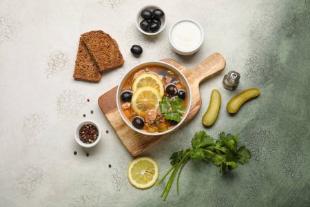 Téléchargez les photos : Bol de soupe Hodgepodge savoureuse avec crème sure et pain sur fond grunge - en image libre de droit