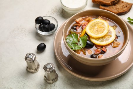 Téléchargez les photos : Bol de soupe Hodgepodge savoureuse sur fond clair - en image libre de droit
