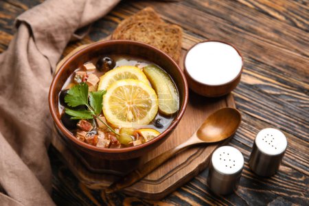 Téléchargez les photos : Bol de soupe Hodgepodge savoureuse sur fond de bois - en image libre de droit