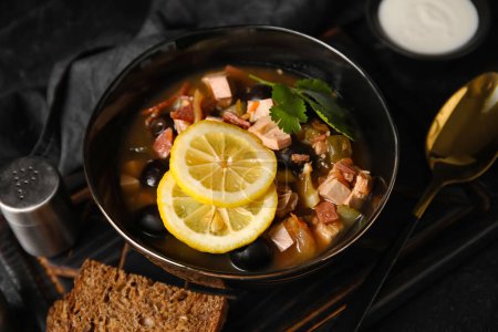 Téléchargez les photos : Bol de soupe Hodgepodge savoureuse sur fond sombre - en image libre de droit