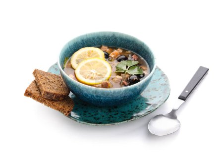 Téléchargez les photos : Bol de soupe Hodgepodge savoureuse avec du pain sur fond blanc - en image libre de droit
