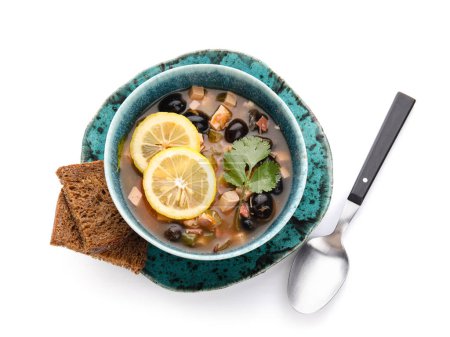 Téléchargez les photos : Bol de soupe Hodgepodge savoureuse avec du pain sur fond blanc - en image libre de droit