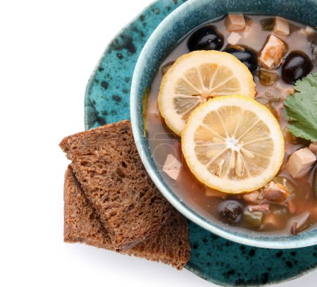 Téléchargez les photos : Bol de soupe Hodgepodge savoureuse avec du pain sur fond blanc, gros plan - en image libre de droit
