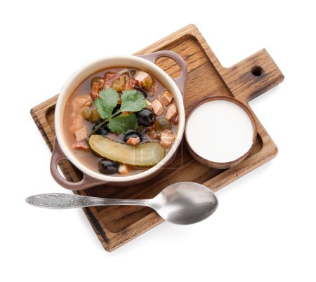 Téléchargez les photos : Pot de soupe Hodgepodge savoureuse avec crème sure sur fond blanc - en image libre de droit