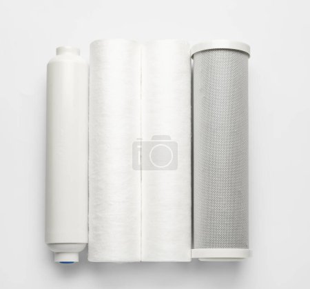 Téléchargez les photos : Nouvelles cartouches de filtre à eau sur fond gris - en image libre de droit
