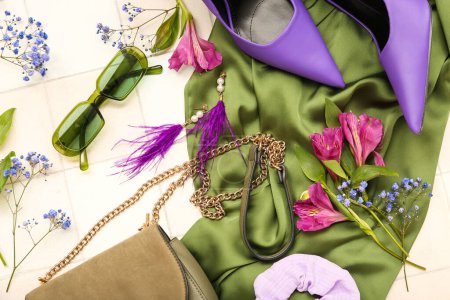 Foto de Composición con elegantes accesorios femeninos, tacones y flores sobre fondo de baldosas ligeras, primer plano - Imagen libre de derechos