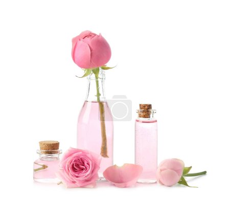 Foto de Botellas de aceite cosmético con extracto de rosa y flores sobre fondo blanco - Imagen libre de derechos