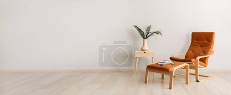 Foto de Elegante sillón con mesa en habitación luminosa. Banner para el diseño - Imagen libre de derechos