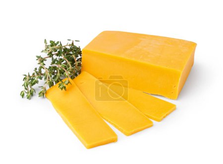 Foto de Trozos de sabroso queso cheddar y tomillo sobre fondo blanco - Imagen libre de derechos