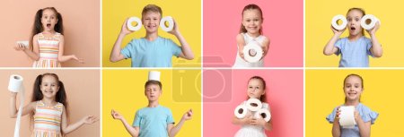 Téléchargez les photos : Ensemble d'enfants avec rouleaux de papier toilette sur fond de couleur - en image libre de droit