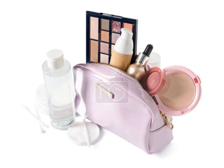 Foto de Bolso cosmético con productos de maquillaje, agua micelar, brotes de algodón y almohadillas sobre fondo blanco - Imagen libre de derechos