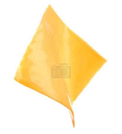 Téléchargez les photos : Tranche de savoureux fromage fondu isolé sur fond blanc - en image libre de droit