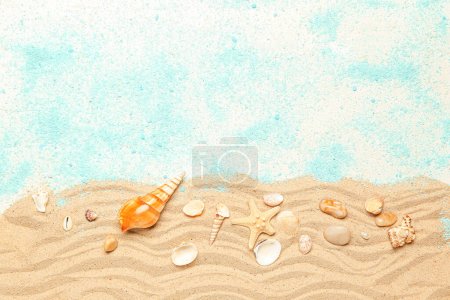 Foto de Arena con sal marina azul, conchas marinas y estrellas de mar sobre fondo blanco - Imagen libre de derechos