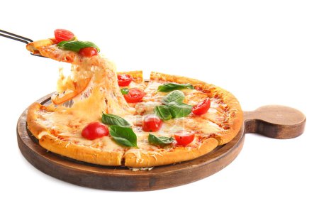 Tablero con sabrosa pizza margarita sobre fondo blanco